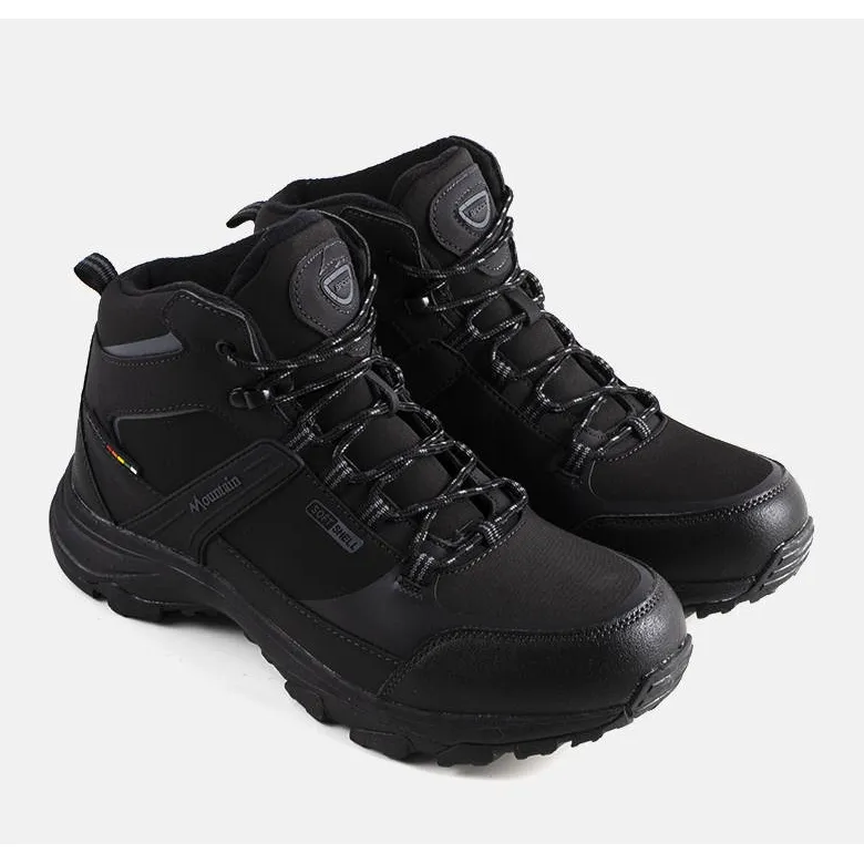 Black insulated trekking shoes from Layne