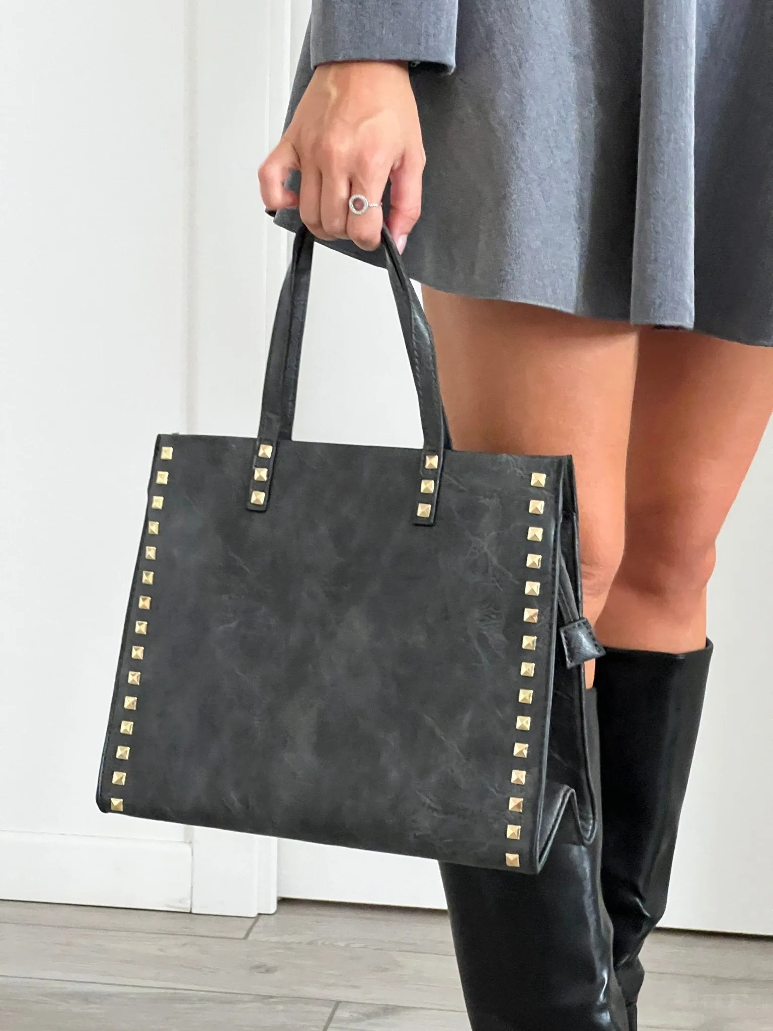 Borsa a mano grigia con borchie a piramide