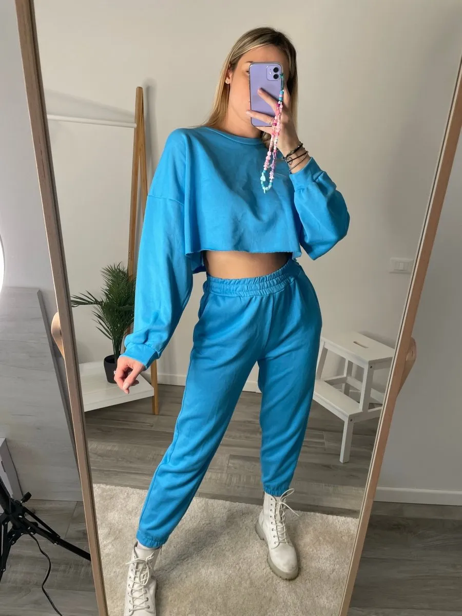 Felpa crop azzurra con personalizzazione ricamata